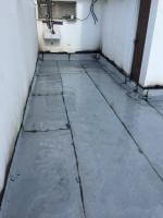 זהר מחברת "א.א זהר איטום גגות" מבצע בדיקת הצפה בגג לאחר ביצוע איטום